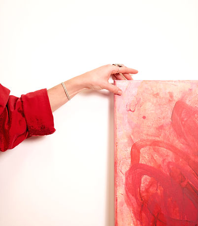 Pot de peinture coloré entouré de pinceaux d'artiste disposés sur une table d'atelier.