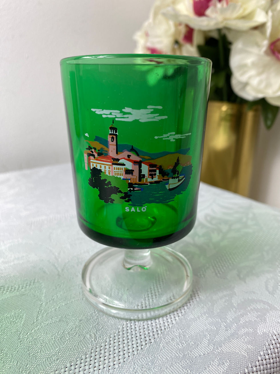 Miniature : Gros plan sur verre motif Salo de l'Ensemble de six verres Luminarc verts sur pieds avec décors villes italiennes uniques vintage