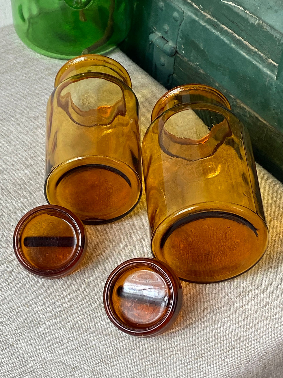 Miniature : vue à plat Flacons d’apothicaire en verre ambré épais bouchon orange