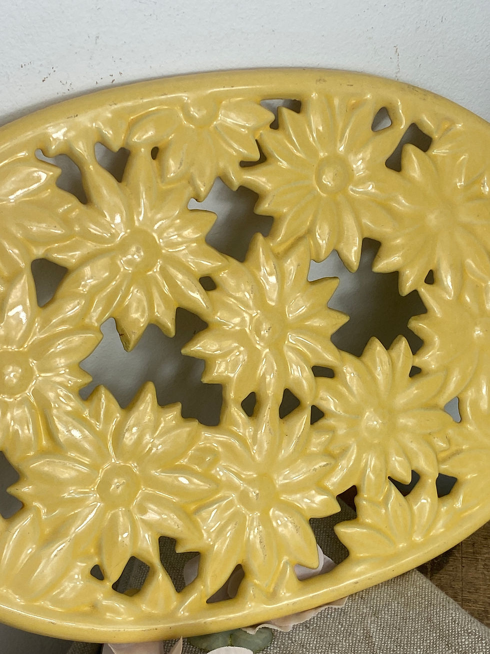 Miniature : dessous de plat fonte jaune oval décor floral vintage invicta