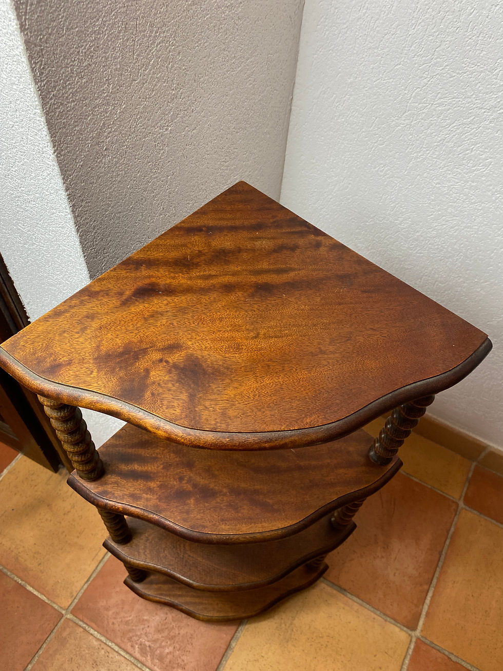 Miniature : Étagère d angle sur pied en bois touné 