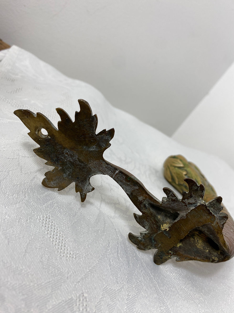 Miniature : Détails de fixation de la patère antique murale en bronze forme poisson