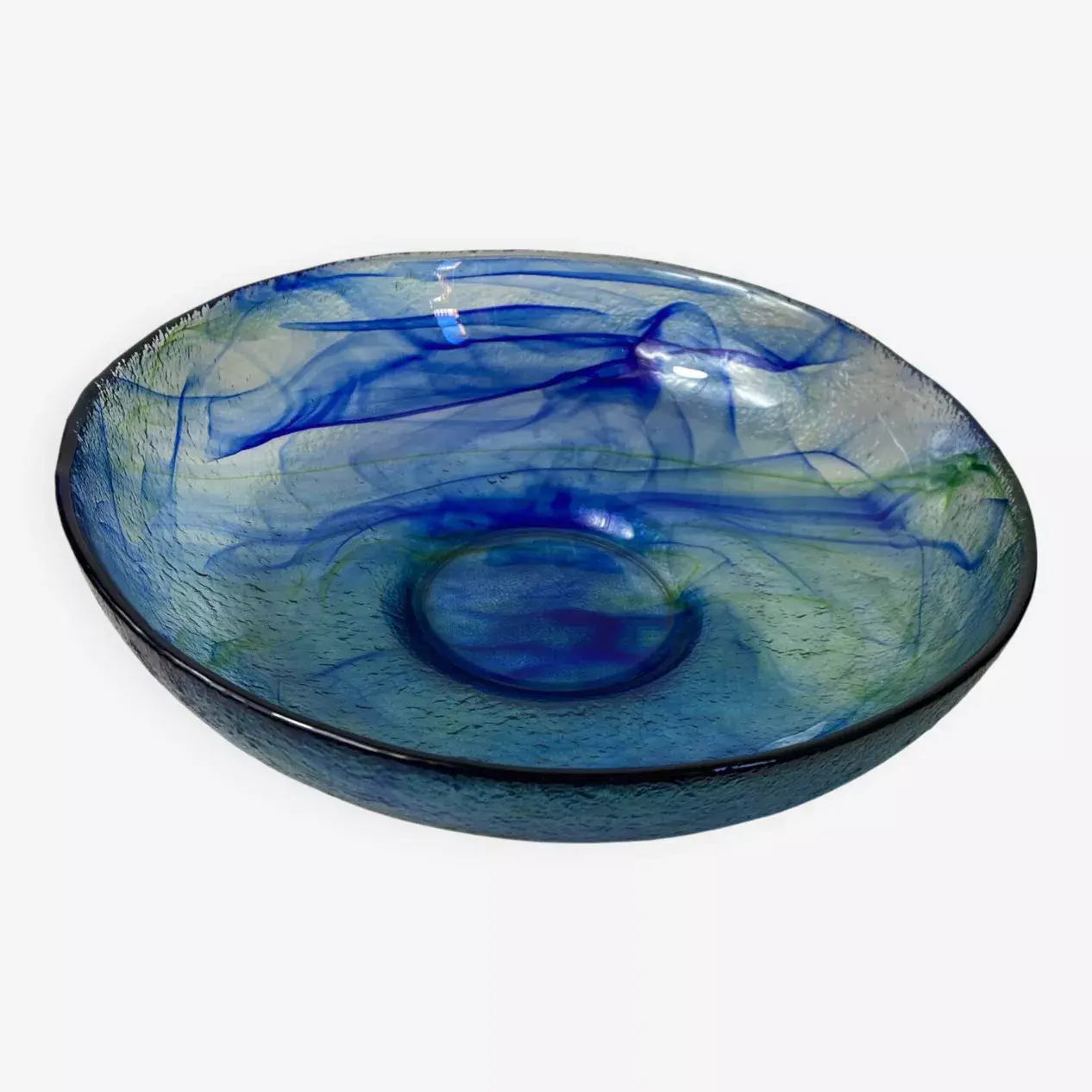 Saladier en verre soufflé bleu filaments bleutés et verts texturé