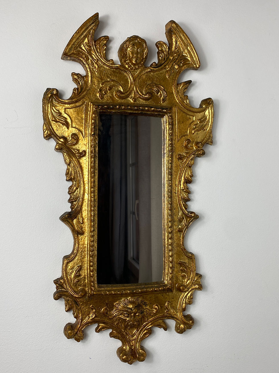 Gros plan sur Miroir baroque florentin doré style rococo vintage