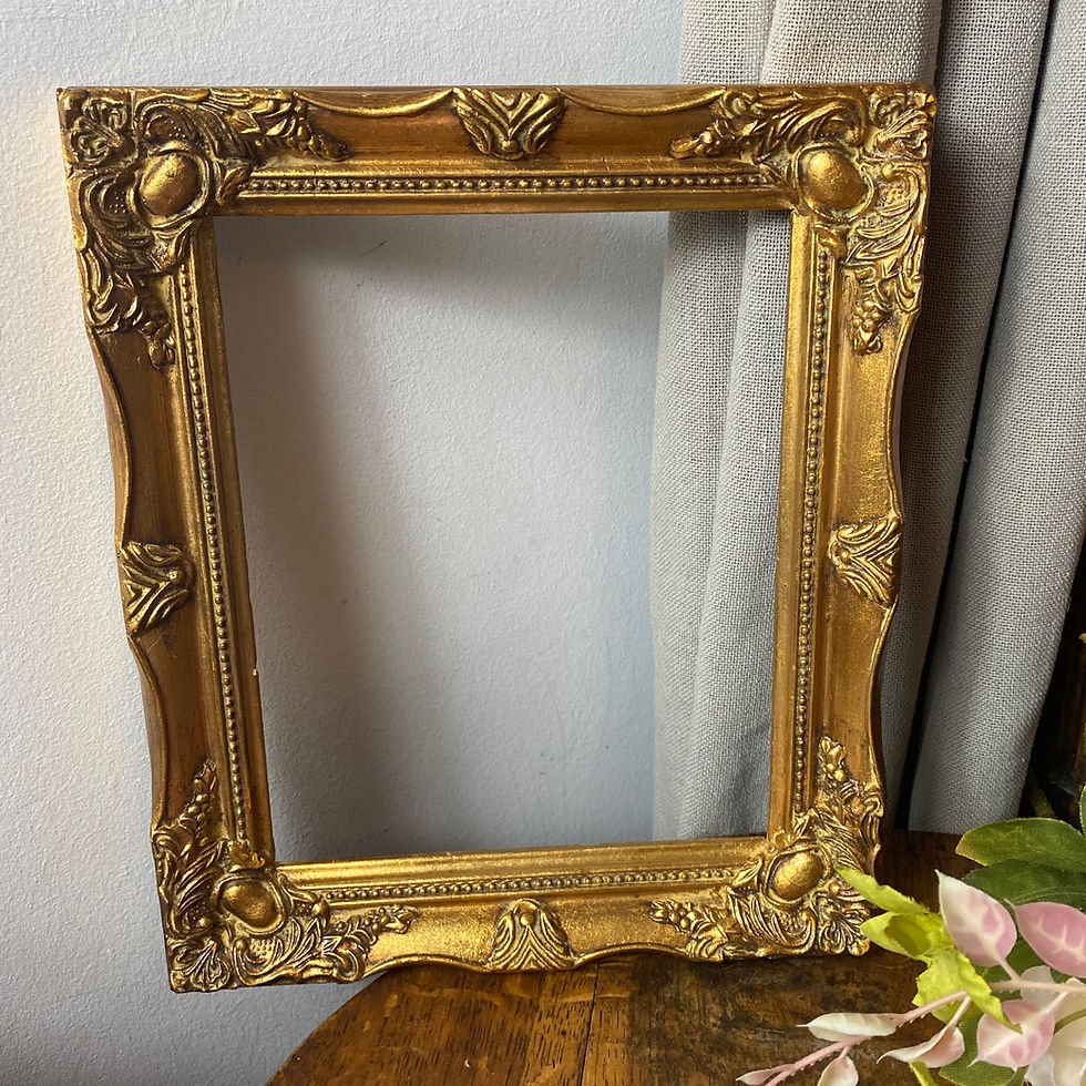 Cadre en bois de couleur dorée