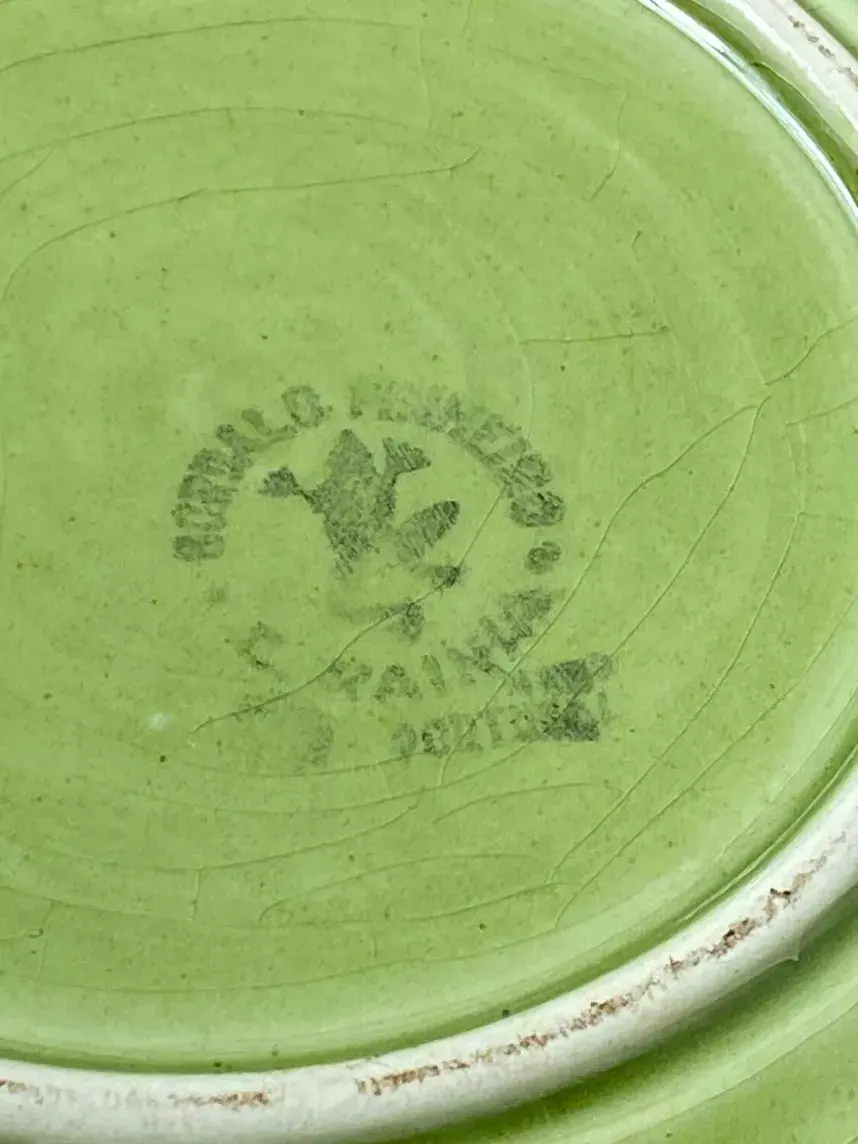 Miniature : Estampille sous la coupelle verte mentionnant que la fabrication est réalisée par la maison portugaise Bordalo Pinheiro