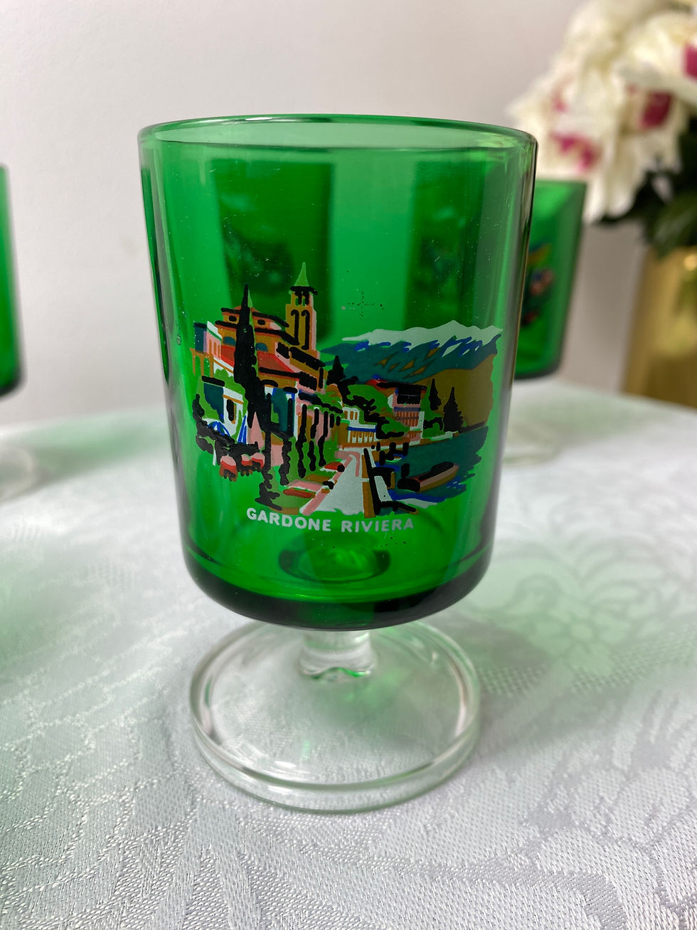 Miniature : Gros plan sur verre motif Gardone Riviera de l'Ensemble de six verres Luminarc verts sur pieds avec décors villes italiennes uniques vintage