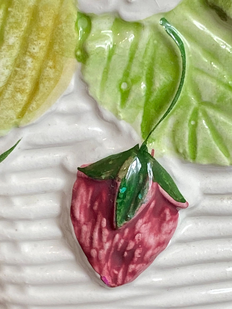 Miniature : Grosse bonbonnière en barbotine, décor fraise