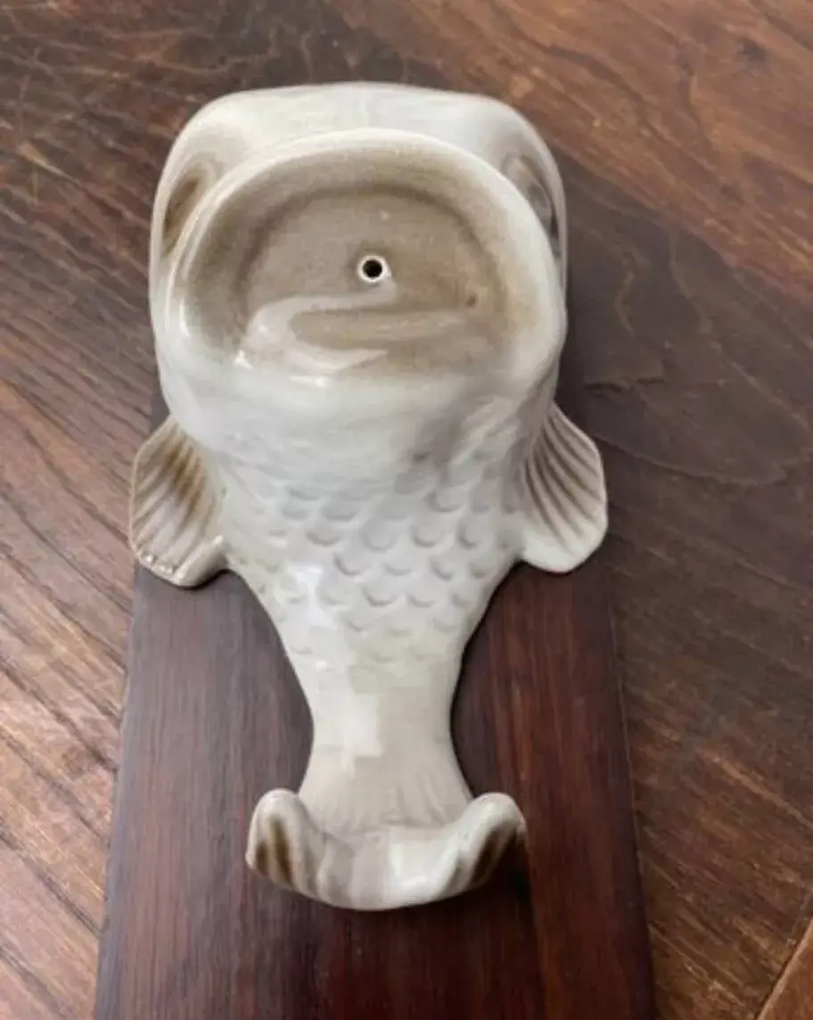 Miniature : Patère en céramique et bois vintage en forme de poisson à plat avec gros plan sur les détails du poisson