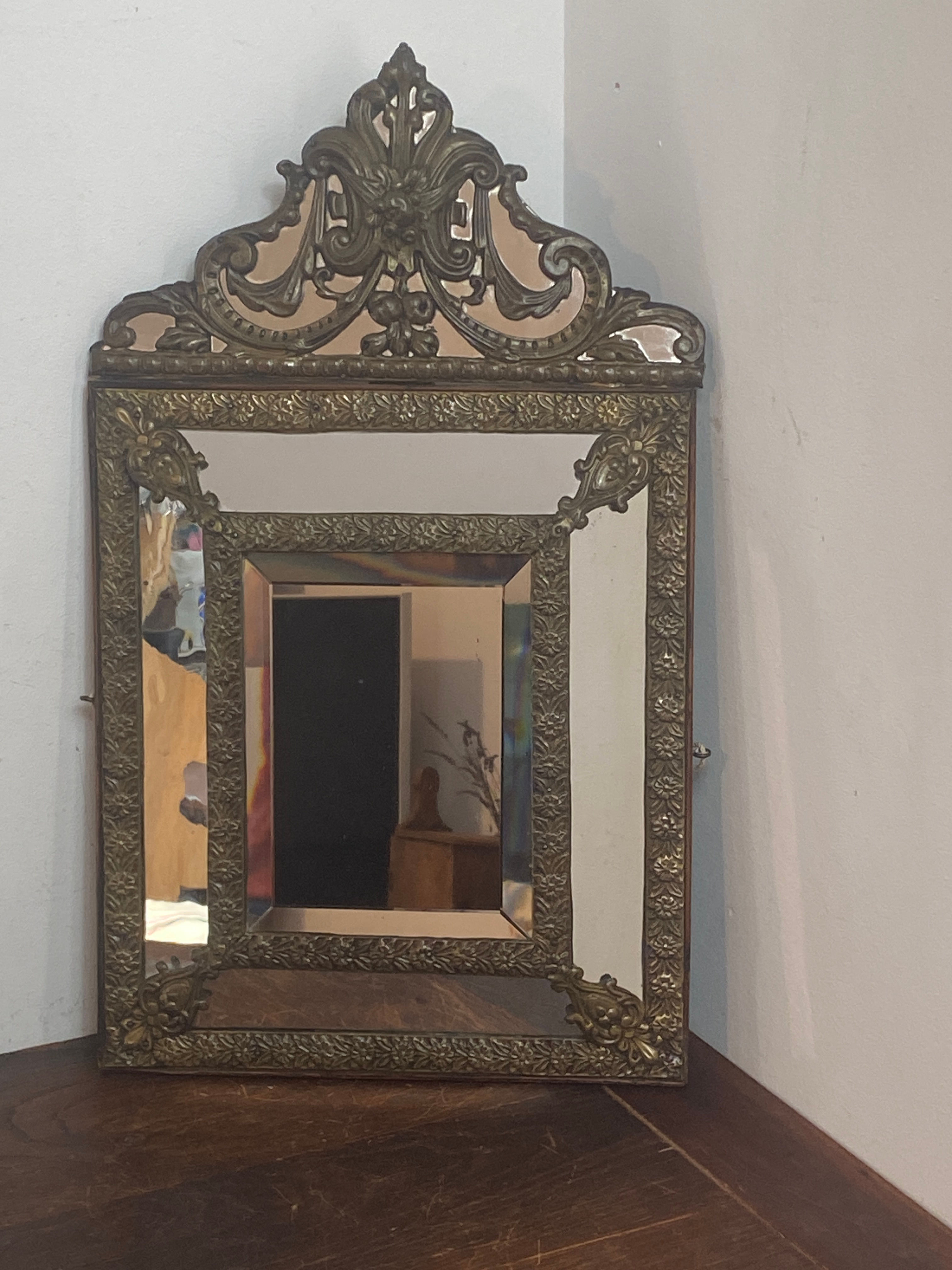Miroir à parecloses en laiton repoussé