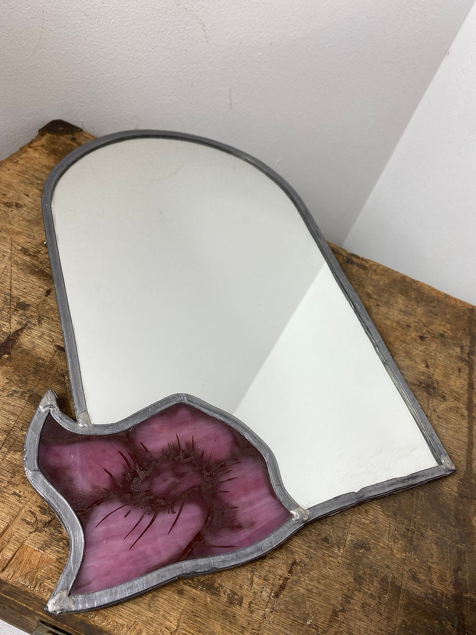 Miniature : Miroir vintage aux contours métalliques avec une fleur en verre mauve à plat et sans décor