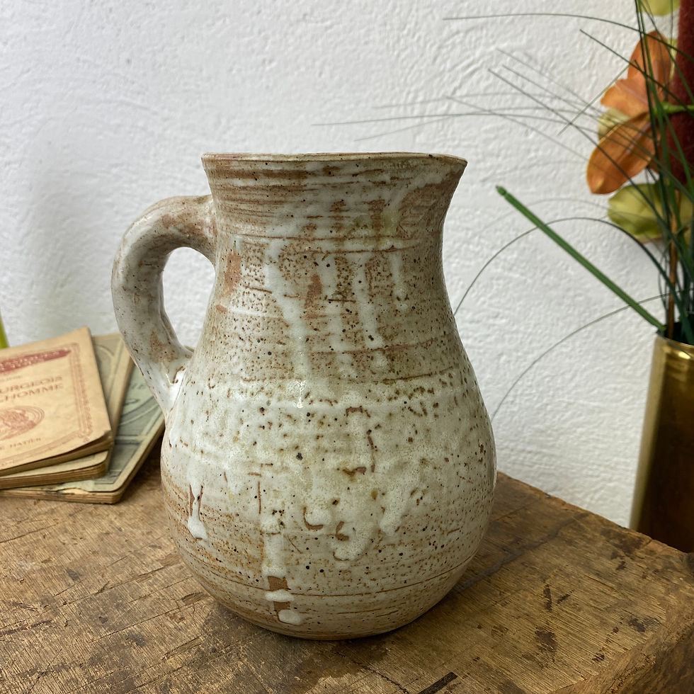 Pichet en grès vernissé signé Lion de couleur beige et blanc avec effets de coulures de profil