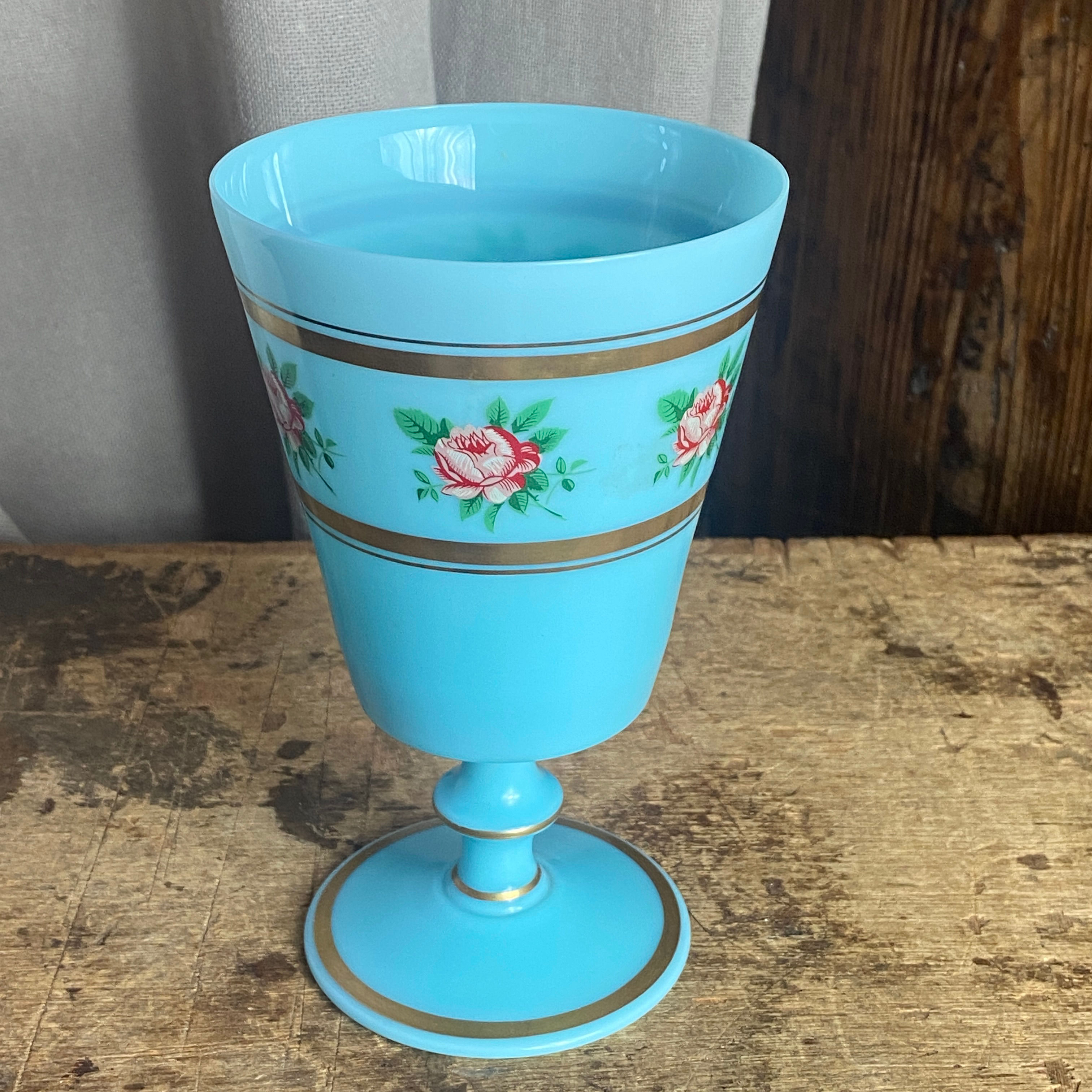 Calice en opaline bleue