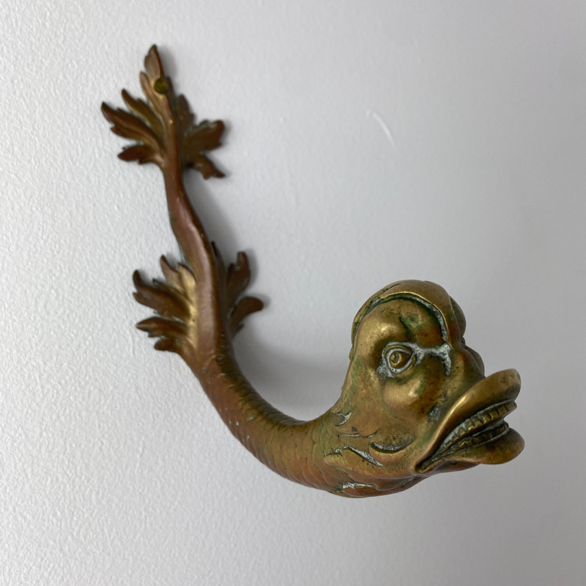 Patère antique murale en bronze forme poisson flanc gauche