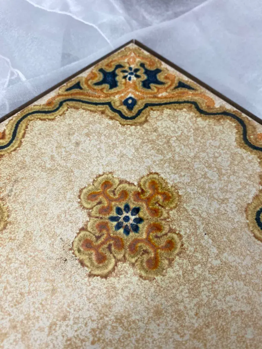 Miniature : Gros plan sur détails du carreau de céramique du Dessous de plat en céramique et bois vintage