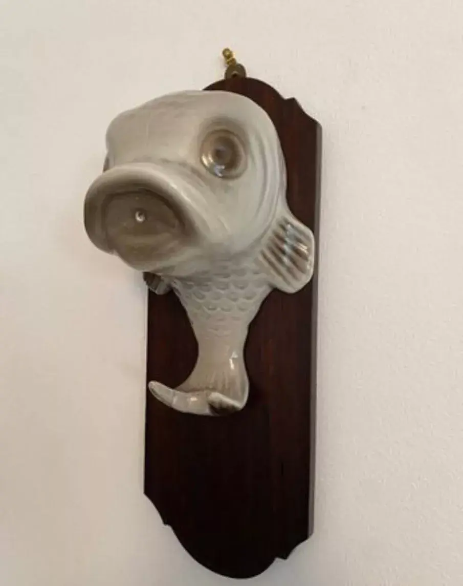 Miniature : Patère en céramique et bois vintage en forme de poisson vu du côté droit