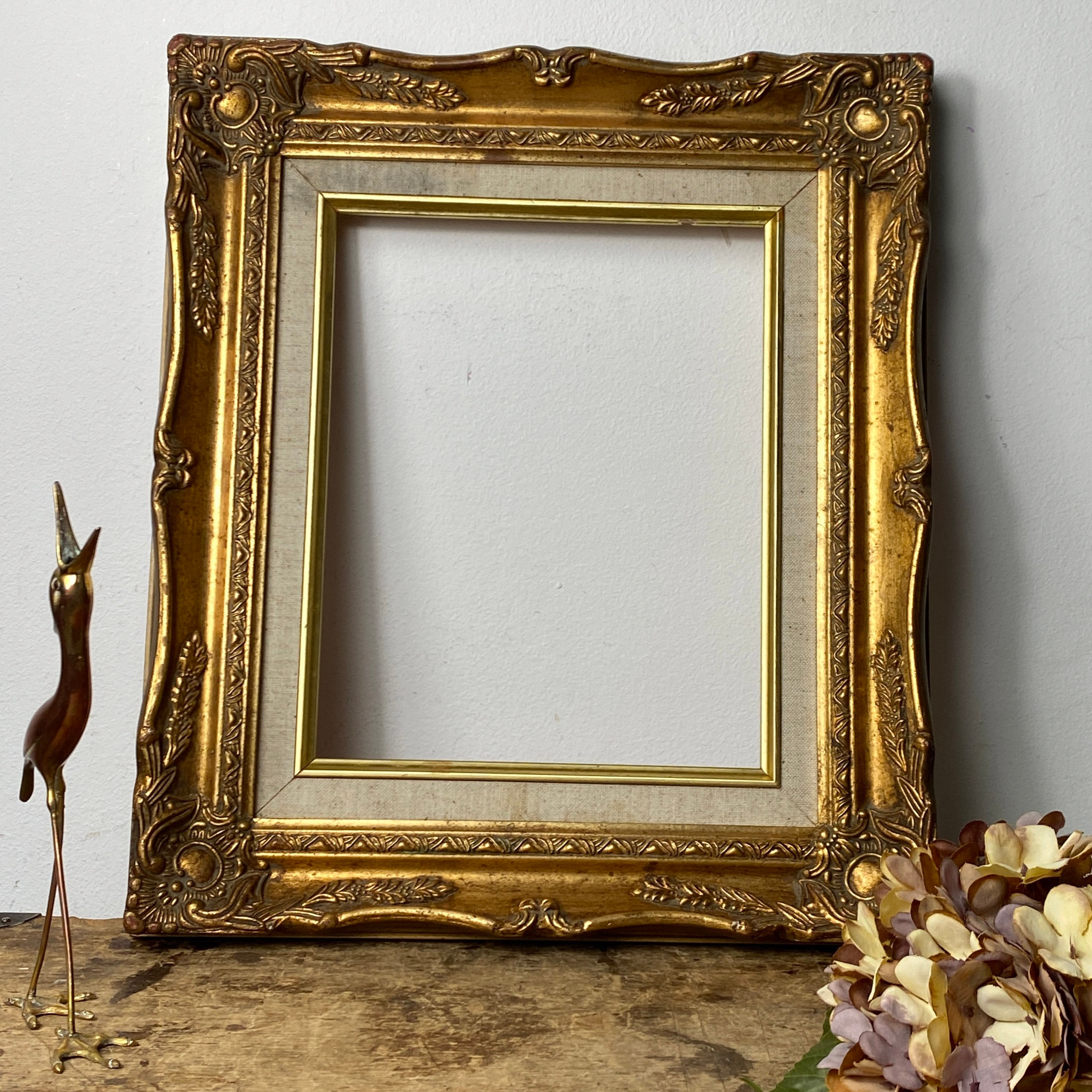Cadre ancien en bois de couleur dorée