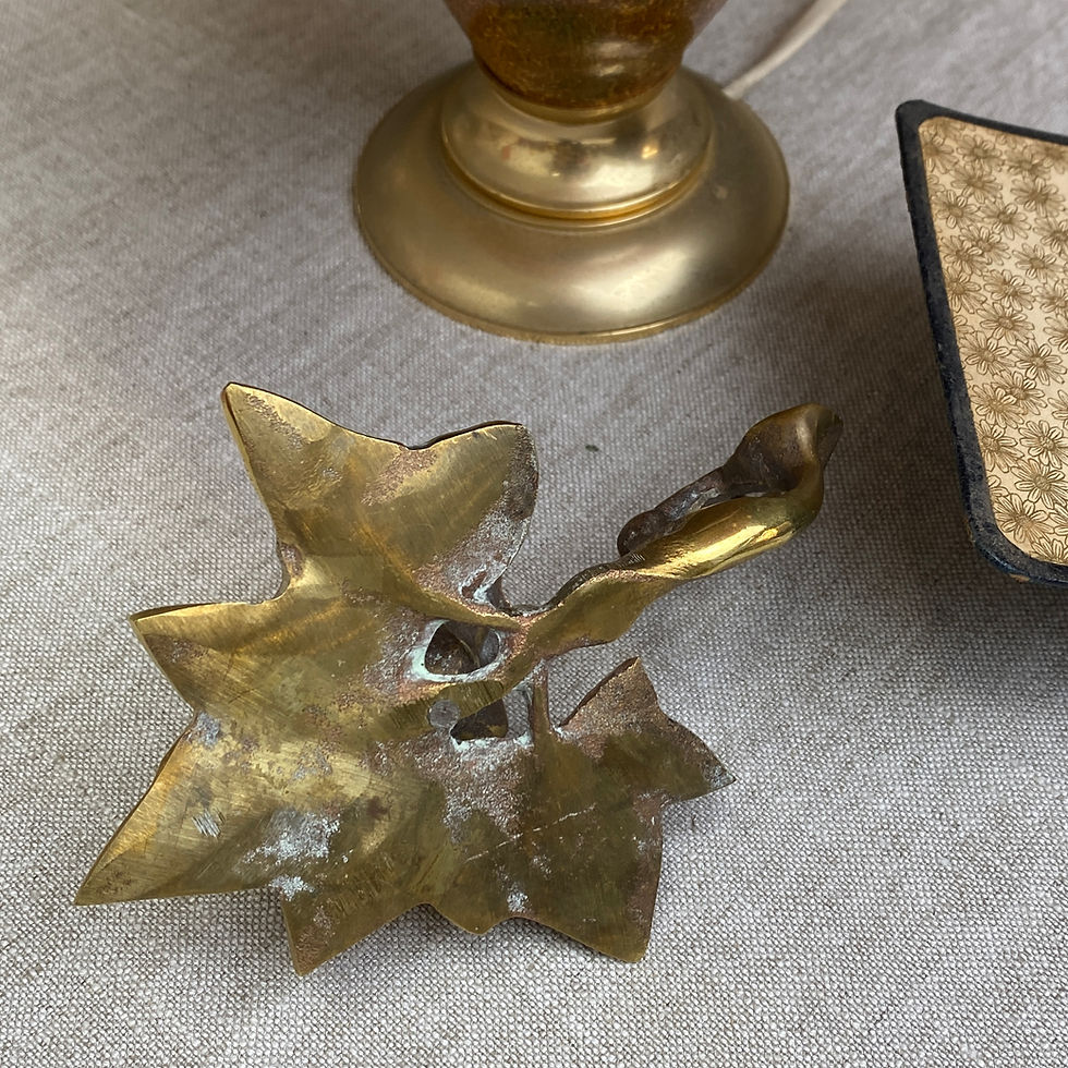 Miniature : Bougeoir à main en laiton de couleur dorée et cuivrée retourné