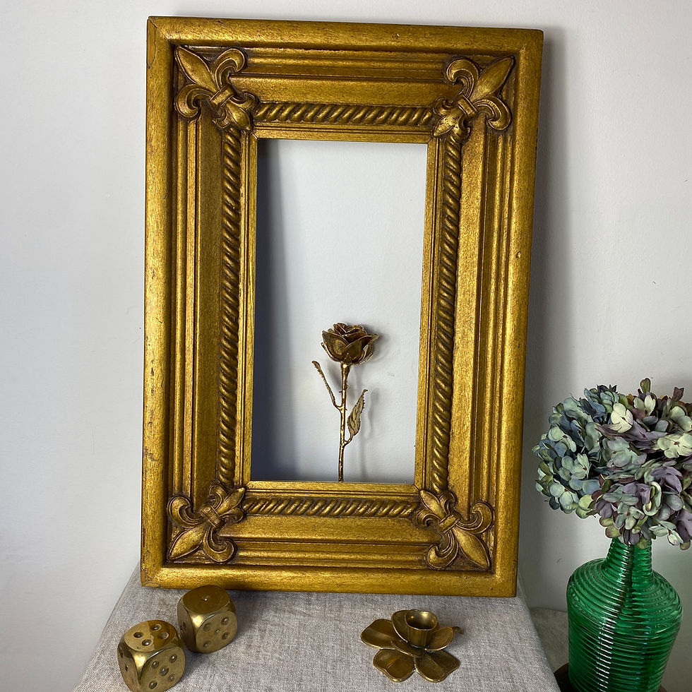 Cadre ancien en bois fleur de lys vintage doré