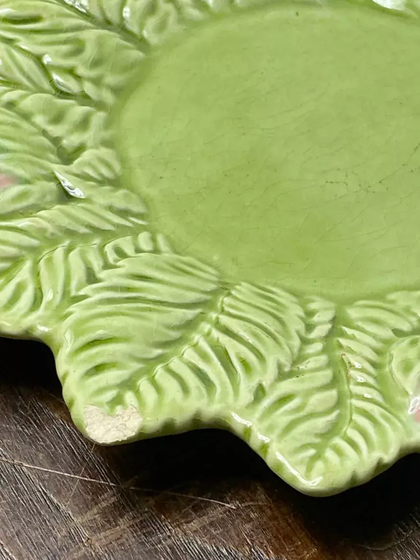 Miniature : Gros plan sur le défaut de la coupelle en forme de feuille verte de la soupière fraise en barbotine Bordalo Pinheiro