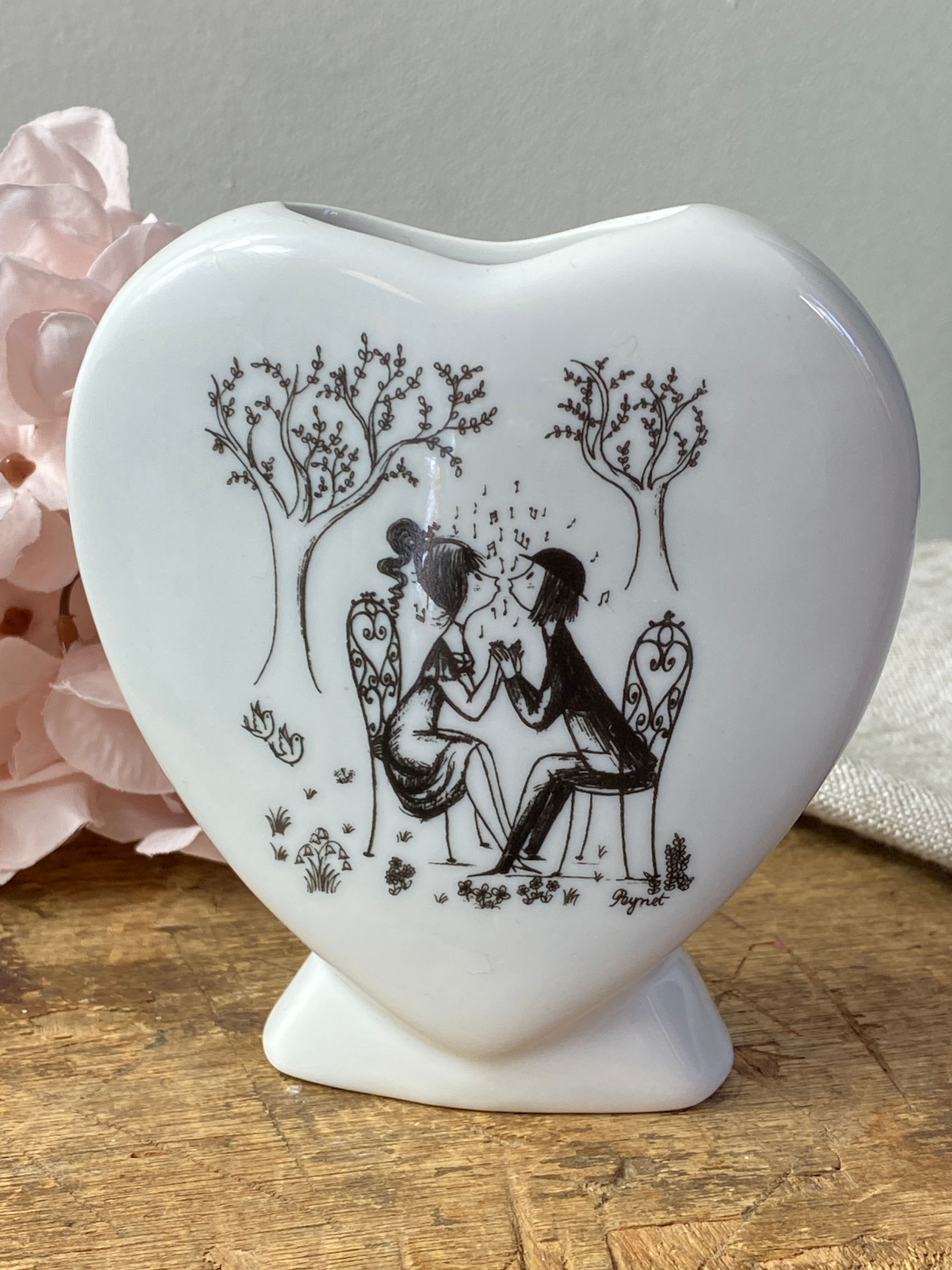 Vase collector en porcelaine en forme de cœur les Amoureux de Peynet, Stanislas Nancy