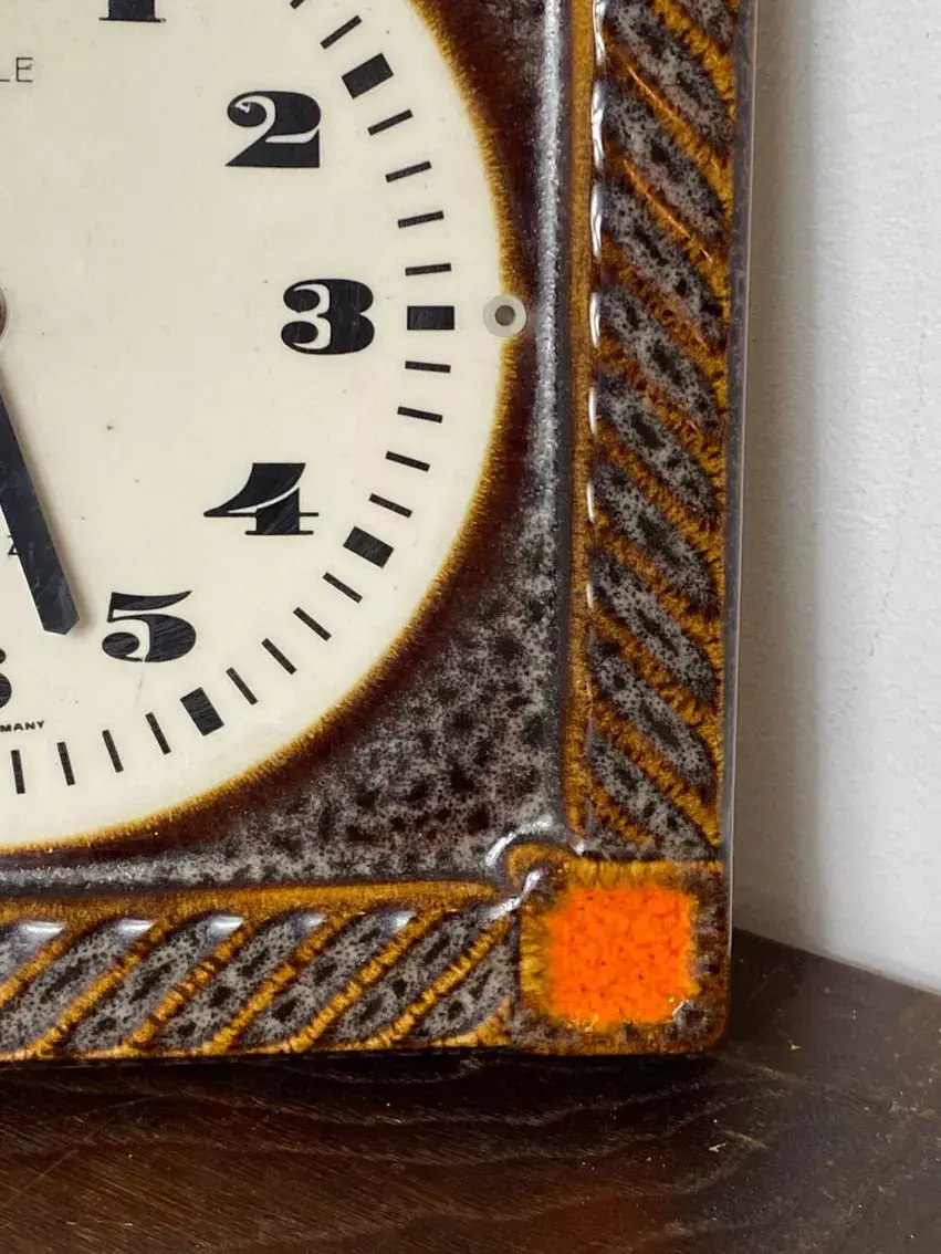 Miniature : Gros plan coin inférieur droit de l'Horloge en céramique allemande vintage
