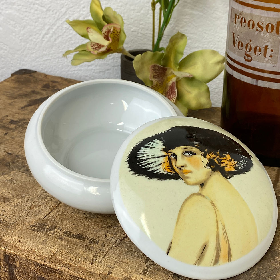 Bonbonnière en porcelaine avec jeune femme style années 20 vintage avec son couvercle