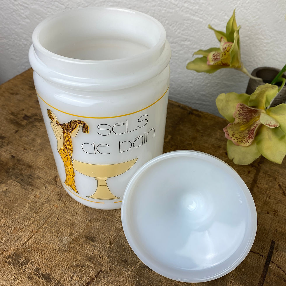 Miniature : Pot pour sels de bain en opaline blanche vintage et son couvercle vus du haut