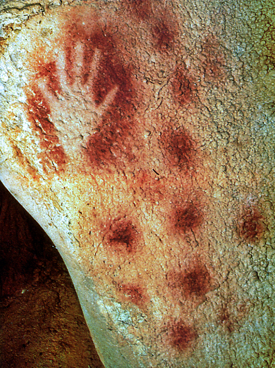 Empreinte de main négative préhistorique provenant de la grotte de Pech Merle dans le Lot, France, Wikimedia Commons