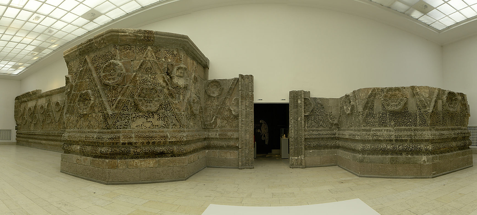 Le palais de Mshatta, Qasr Mshatta, était le palais résidentiel omeyyade du calife Al-Walid II, datant du VIIIe siècle, en Jordanie. La façade de Mshatta est la partie décorée de la façade, actuellement exposée au Musée d'art islamique du Musée de Pergame à Berlin, en Allemagne. Wikimedia Commons