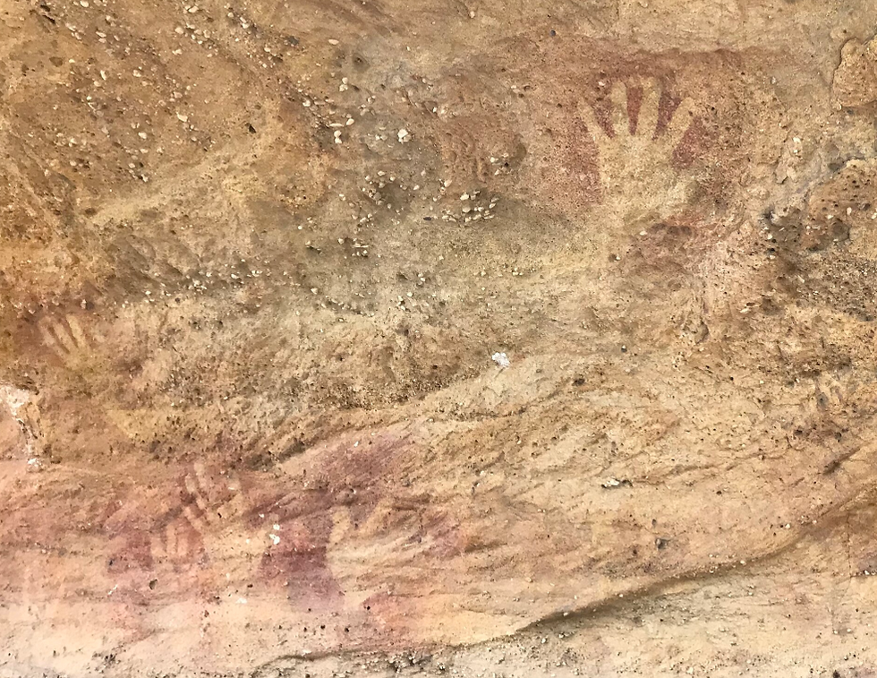 Art rupestre aborigène peint en pulvérisant du pigment autour du contour d'une main, photo de Bushmanbob, Wikimedia Commons