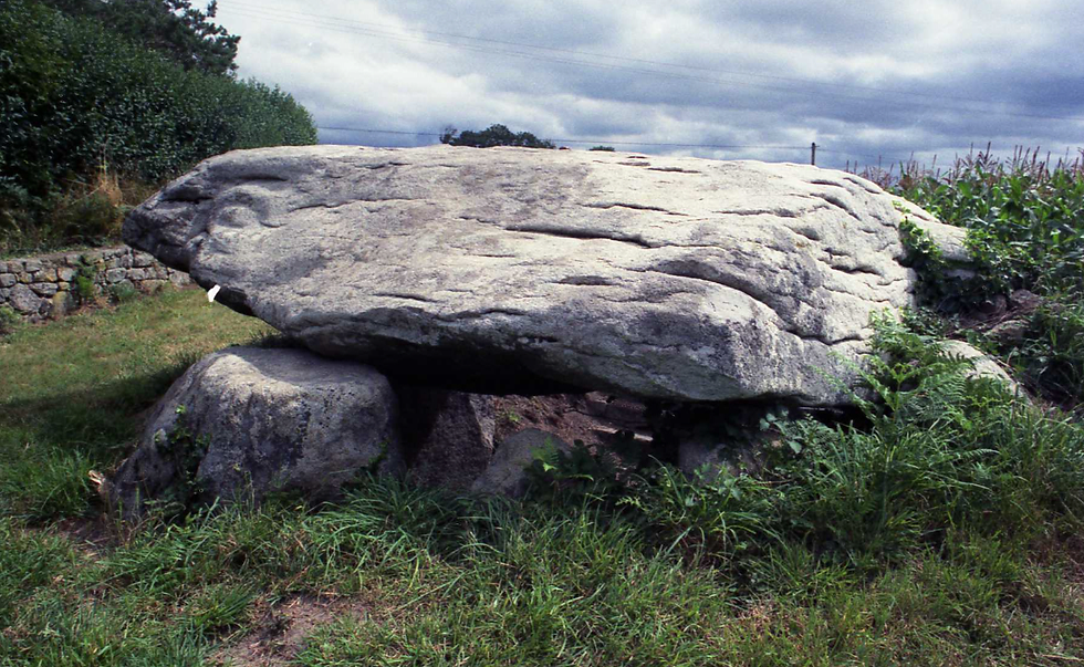 Dolmen de Runesto, photo de J.E. Walkowitz, Wikimedia Commons