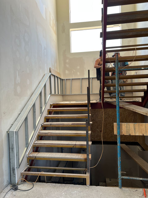 Diseñamos un sistema de iluminación para la escalera principal de la casa con luz indirecta.