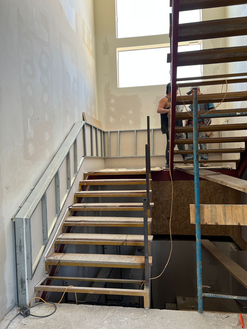 Diseñamos un sistema de iluminación para la escalera principal de la casa con luz indirecta.