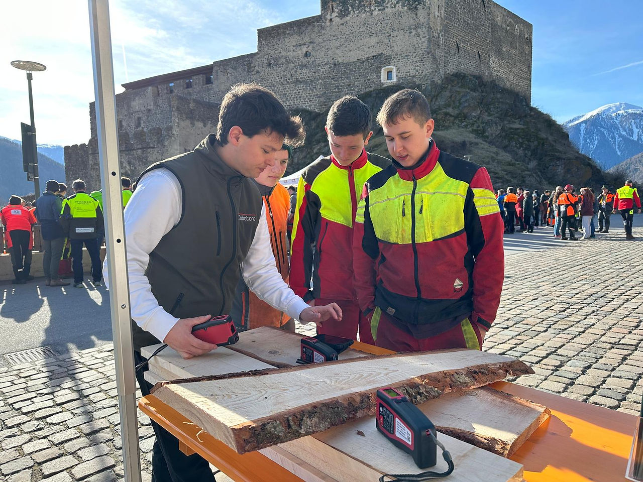 misurazione tavole non refilate con il Cubatore alle olimpiadi forestali Alpe Adria