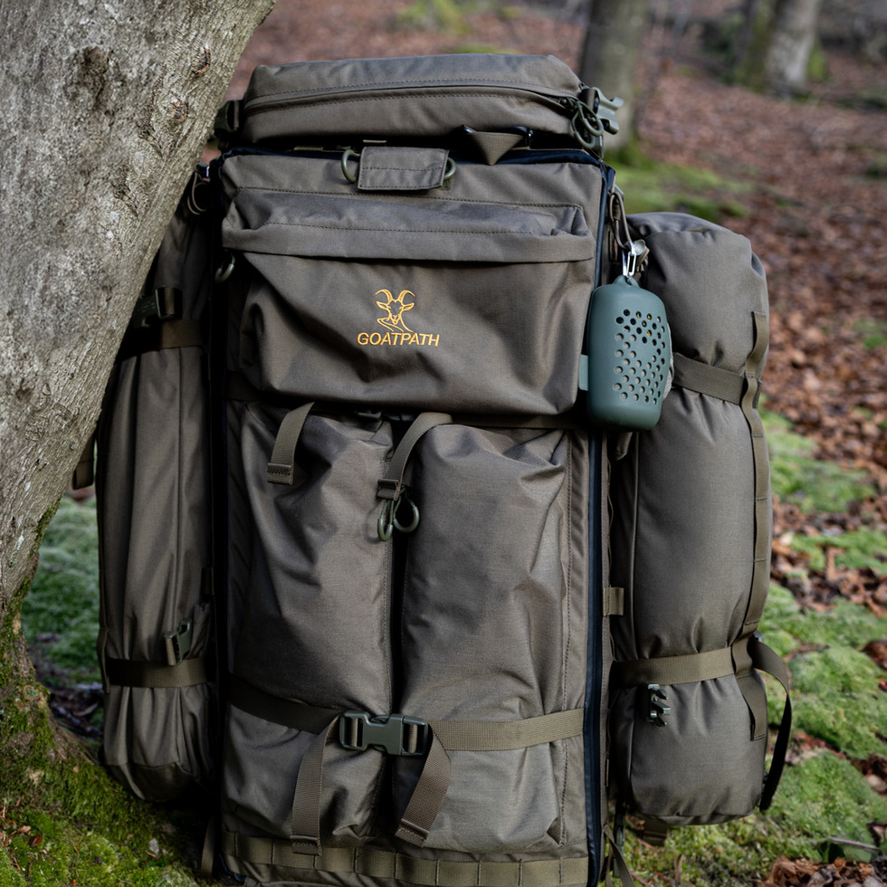 Großer, grüner Rucksack mit dem Logo "GOATPATH" und mehreren Taschen