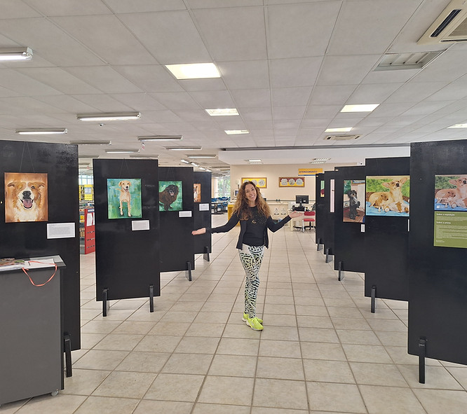 Foto da artista no pós montagem da exposição 20260803