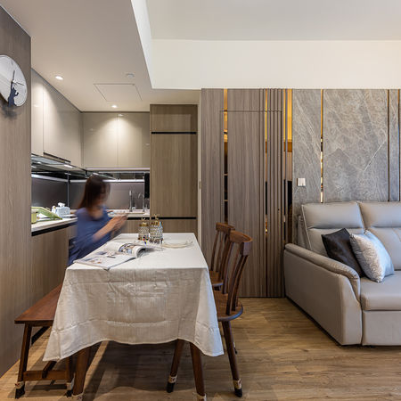 Wetland Season Park 2期現代輕奢風格室內設計，有大理石紋特色牆和金屬線條裝飾