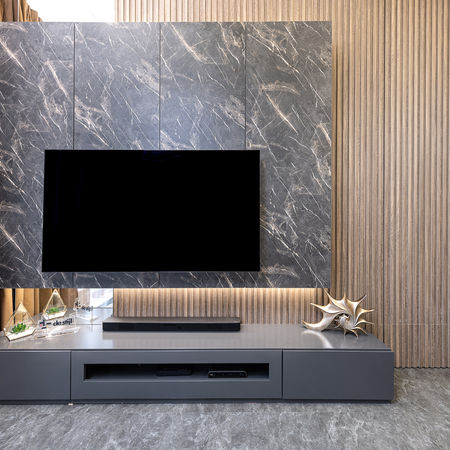 皓畋簡約輕奢風格室內設計，有灰色大理石電視牆與木條特色牆