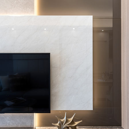 雲滙現代簡約風室內設計裝修，有白色大理石電視牆和褐色鏡面特色牆