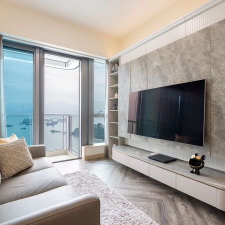 維港匯2期現代輕奢風客廳採用大理石紋電視背牆特色牆