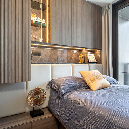 火炭星凱堤岸現代輕奢風格睡房床頭板是白色皮革特色牆