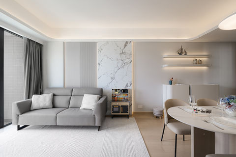 日出康城Grand Montara現代輕奢風客廳採用弧形設計假天花