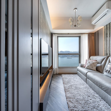 SEA TO SKY現代輕奢風格客廳室內設計裝修，玻璃窗外有海景