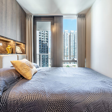火炭星凱堤岸現代輕奢風格睡房有開揚玻璃窗景觀