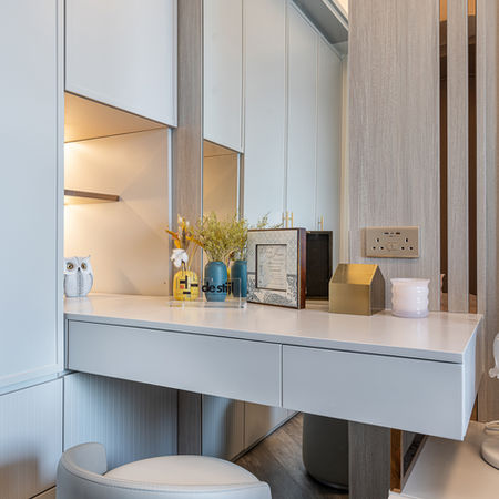 SEA TO SKY現代輕奢風格裝修，淺色枱上有盆栽和書架等裝飾品