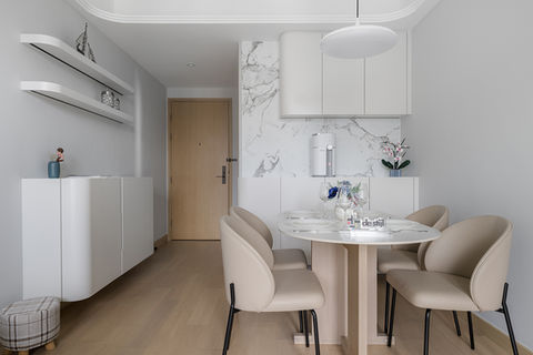 日出康城Grand Montara現代輕奢風飯廳採用白色大理石紋特色牆