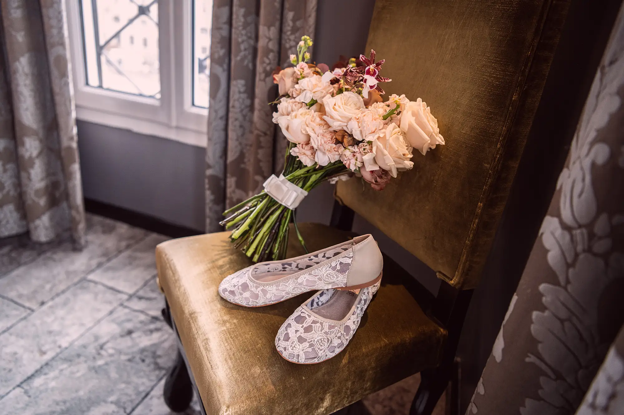 Chaussures et bouquet de mariée pour un mariage en hiver à Paris
