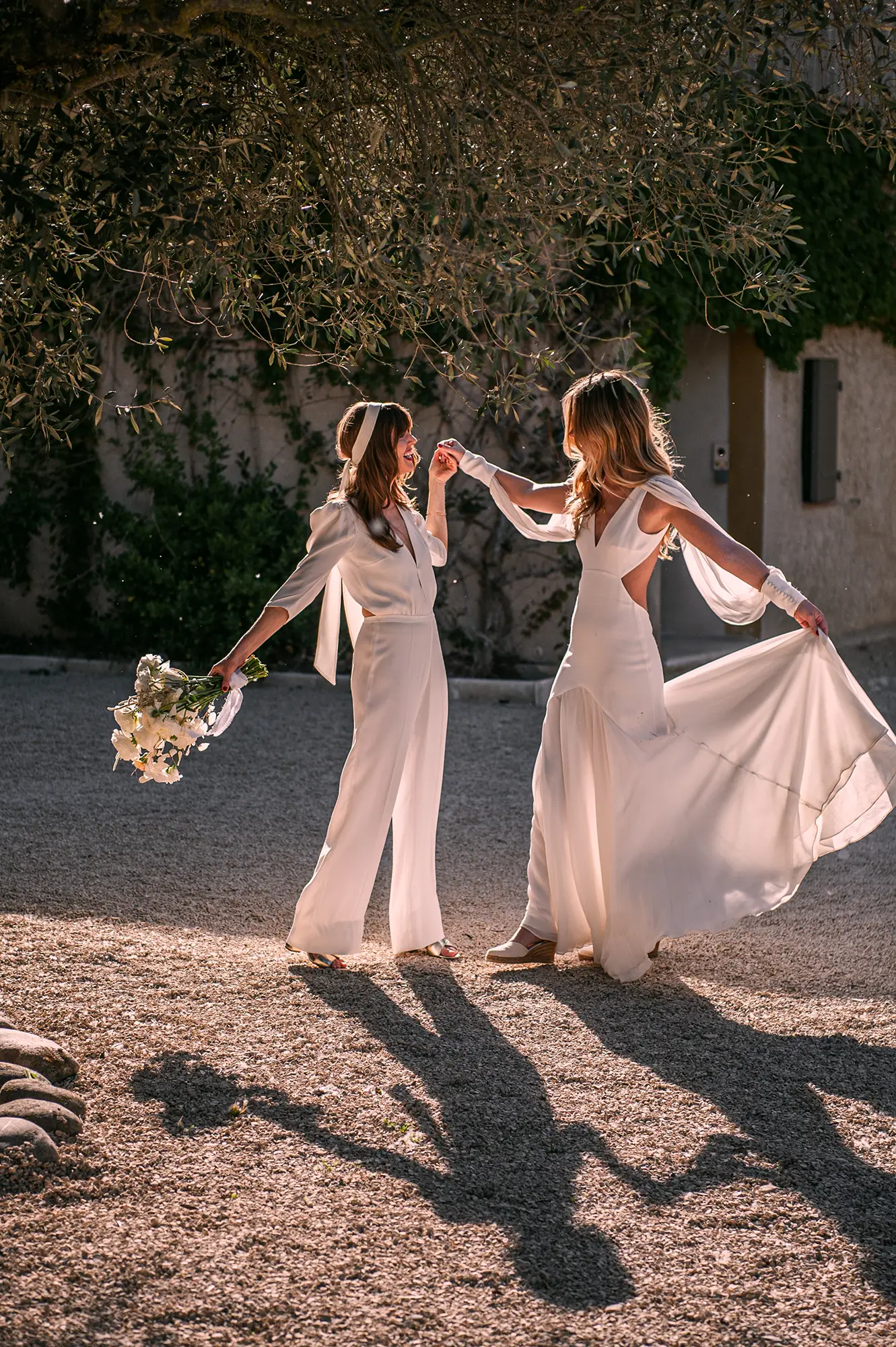 Couple de mariés en Provence dans le Sud de la France au Domaine du Grand Lauron