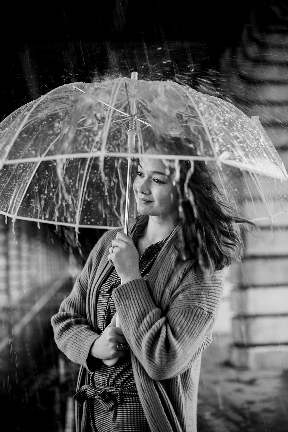Jeune femme avec un parapluie transparent sous la pluie à Paris !